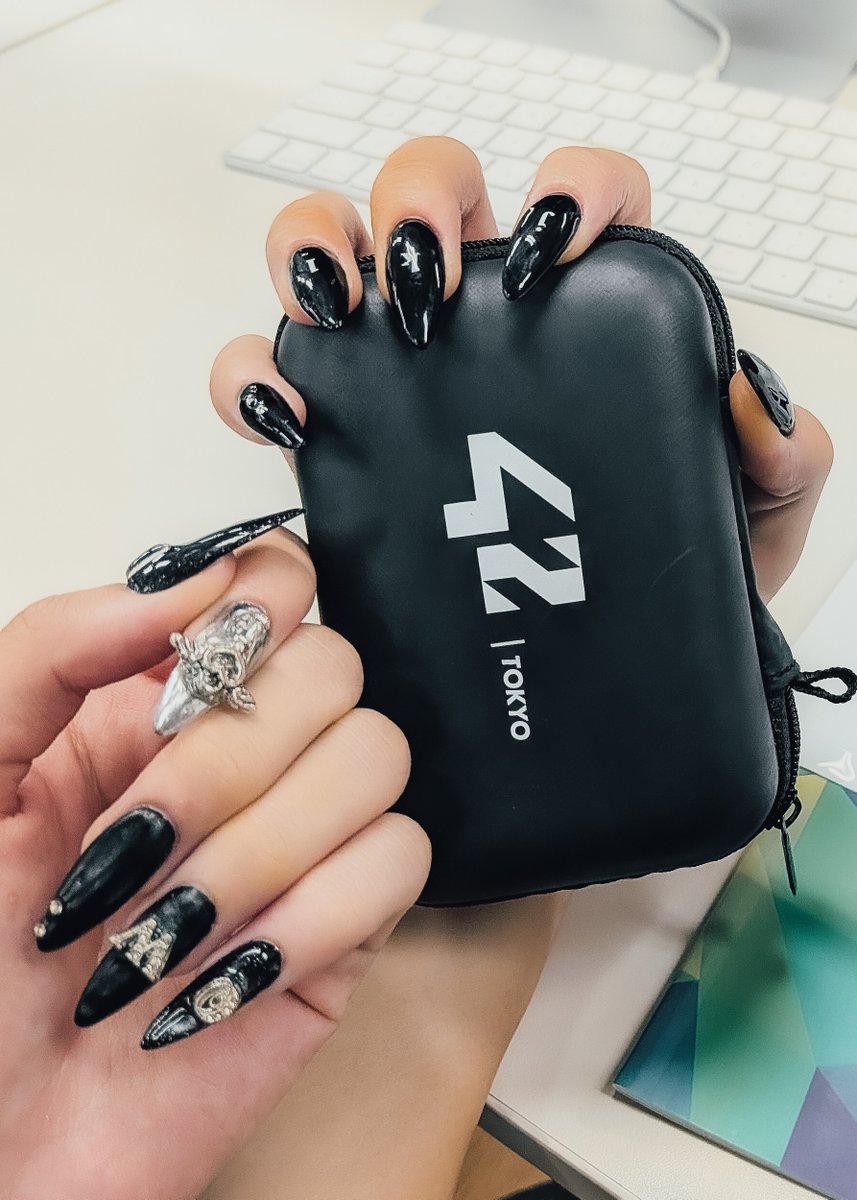 42_tokyo's tweet photo. ＼プログラミング愛が限界突破してる学生を発見💅／
学生のネイルを見たら、なんと！ホームポジションの指に合わせて「Vim」のキーバインドがデザインされていました⌨✨

プログラマーが使うツール「Vim」では、矢印キーを使わずに H J K L キーでカーソルを移動します！

つまり……実際にそのキーを叩く指の位置に、そのままアルファベットが刻まれてい���んです🙌

黒×シルバーのシックなネイルと、ガチなVim愛のギャップが最高にカッコいいですね🌟