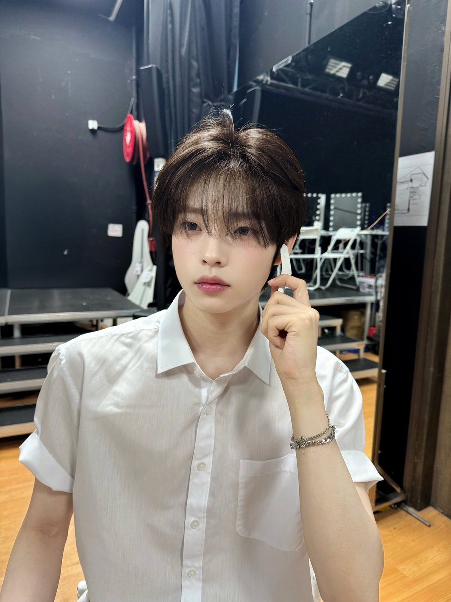 TIOT_NOW_JPN's tweet photo. [#シンイェチャン]
衣装が似てたから、ポーズも真似してみた!
何のキャラかわかる？👀

#TIOT  #티아이오티
#신예찬 #SHINYECHAN https://t.co/2CnsV9m32D