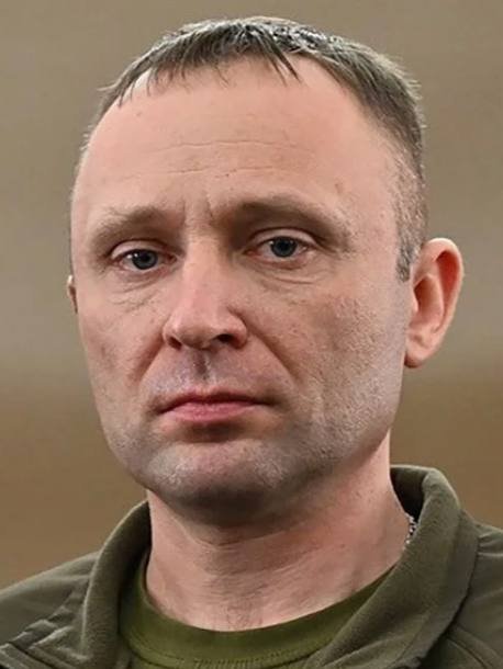 Gerashchenko_en's tweet photo. Congratulations to Major General Drapatyi on his appointment as Commander-in-Chief of the Armed Forces of Ukraine!

This is an important step for the people of Ukraine on the path to peace and victory. 

Mykhailo Drapatyi is a professional forged by modern warfare. He has a strong team, extensive experience, faith, and the support of the Ukrainian people.

Today, all of Ukraine woke up with joy and hope.

I would like to share a few words about the new Commander-in-Chief of the Armed Forces of Ukraine:

🔹 Major General Mykhailo Drapatyi previously commanded the Land Forces of Ukraine, the Joint Forces, and key operational groupings on the most critical frontlines.

🔹 He is a recipient of the "Cross of Combat Merit" and a full Knight of the "Order of Bohdan Khmelnytsky."

🔹 Mykhailo is 43 years old and has risen through the ranks of the Armed Forces - so he knows the Army well and has a broad perspective.

🔹 In 2014, as commander of the 2nd Mechanized Battalion, Mykhailo led a daring BMP-2 breakthrough through separatist barricades to aid defenders in Mariupol. He also withdrew Ukrainian troops from encirclement near Izvaryne, served as chief of staff, first deputy commander of the 30th Mechanized Brigade (which fought in Avdiivka and the Yasynuvata district of Donetsk region), and later commanded the 58th Separate Motorized Infantry Brigade named after Hetman Ivan Vyhovsky.

🔹 During the full-scale invasion, he commanded the "South" grouping, stopping the Russian advance on Kryvyi Rih and contributing to the liberation of the right bank of Kherson region in 2022.

🔹 In 2024, he headed the defense that halted the Russian offensive near Kharkiv and later commanded the Luhansk operational group.

🔹 In late 2024, he was appointed Commander of the Land Forces and simultaneously led the "Khortytsia" operational-strategic grouping. Following the Russian strike on a training ground in Sumy region in June 2025, he submitted his resignation from the Land Forces and was appointed Commander of the Joint Forces.

📹: Drapatyi on a BMP-2 jumping over separatist barricades in Mariupol, 2014.