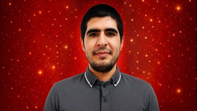 live_behnam's tweet photo. 🚩 رژیم جنایتکار آخوندی مجاهد قهرمان مهدی خا‌نکی را سربه‌دار کرد

🔺رژیم جنایتکار آخوندی سحرگاه امروز چهارشنبه ۳۱ تیر، مجاهد قهرمان مهدی خانکی، دانشجوی ۲۵ ساله حقوق را سربه‌دار کرد.
دژخیمان خامنه‌ای این مجاهد دلاور را در ۲۱ بهمن ۱۴۰۴ در کرج دستگیر کرده و تحت شکنجه‌های وحشیانه قرار دادند.
خبرگزاری قضاییه جلادان علت اعدام این مجاهد دلیر را از جمله «نگهداری اسلحه و مهمات جنگی» شامل «۵ قبضه سلاح کمری، ۹۰ تیر فشنگ، ۹ تیغه خشاب» اعلام کرد.
خبرگزاری قضاییهٔ جلادان هم‌چنین نوشت که از خانهٔ این مجاهد قهرمان «ریموتهای انفجاری، ۱۱ نارنجک دست‌ساز، ۱۲ عدد منور دست‌ساز، ۳۰ عدد لوله منفجره دست‌ساز دوش پرتاب، بمبها و سه راهیهای انفجاری با قدرت تخریب زیاد و مقادیر قابل توجهی از مواد اولیه ساخت بمب و مواد منفجره کشف و ضبط شده است».
قضاییه جلادان افزود: «مهدی خانکی عنصر فعال یک گروه» بود که «حسب بررسی‌های فنی انجام شده و نظریه کارشناسان و آزمایشگاه اسلحه و مهمات، با سلاحهای مکشوفه از مهدی خانکی، در بازه زمانی اغتشاشات دی ماه سال ۱۴۰۴ تیراندازی شده است»
#مهدی_خانکی
#نه_به‌_اعدام 
#no2shahno2mullahs