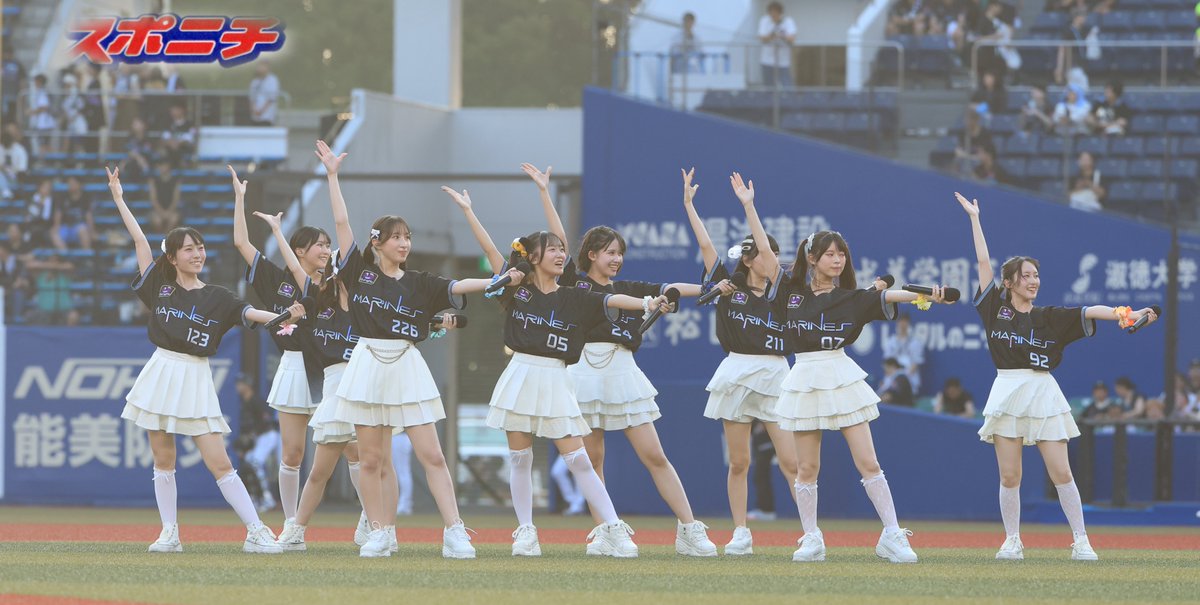 Sponichi_Photo's tweet photo. ＜＃ロッテ　・楽天＞試合前にパフォーマンスする　＃ロージークロニクル　（撮影・西川祐介） https://t.co/69z6xmNWSN