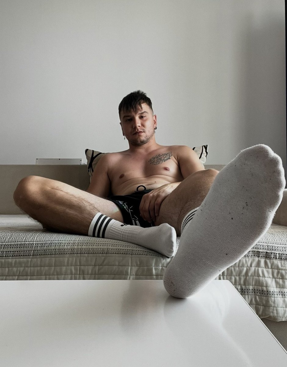 ErosCruzX's tweet photo. Good morning lads ☀️👑 It’s been too long without a good sub at my feet… who’s ready to start serving? 😈🦶
#gayfindom #gaymaster #gayfeet https://t.co/yRRif8X6w0