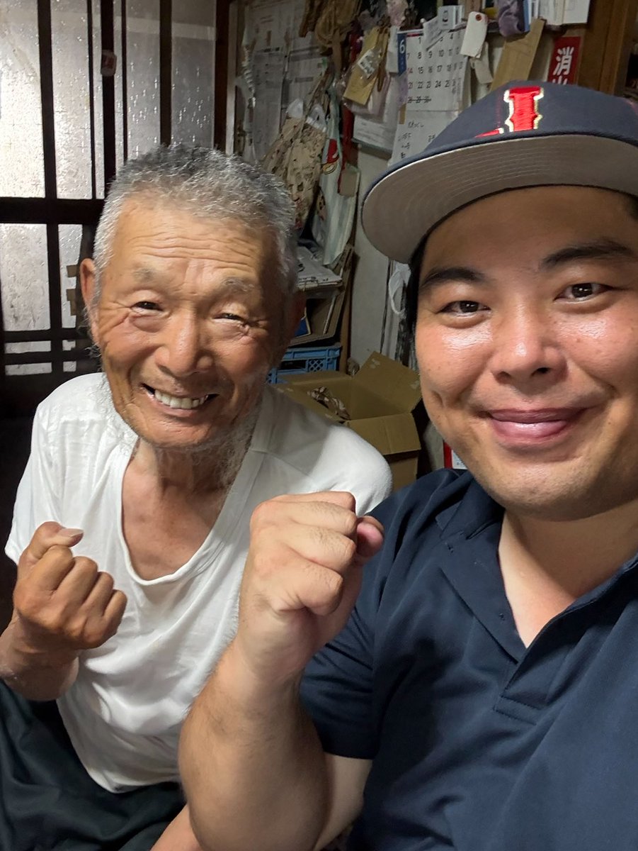 hezuruy's tweet photo. この笑顔を見て下さい。
大量に梨を盗まれたのに力強く前を向かれておられます。
今後は残念ながら梨農園は引退されお米作りや他の事業をされます。
「終わり」ではなく「次の始まり」を選んだと言われました。
自分は引き続き周りに寄付の呼び掛けや手伝いなどでサポートします。
ご安心下さい。 https://t.co/iBv57Pk1lS