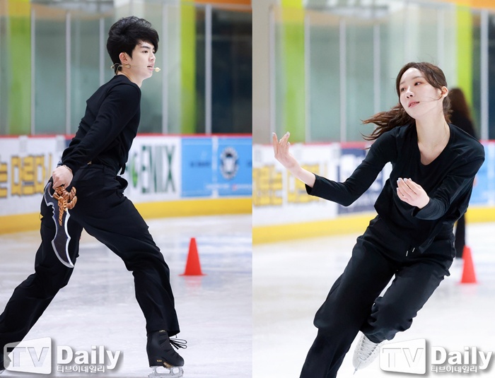 1by1_jun's tweet photo. #차준환 ˙피겨 왕자˙ 차준환의 비상, 배우로 ˙레벨업˙ 나선다 (나혼렙 on ICE) [종합] (출처 : 네이버 연예) https://t.co/YfuOVb3DMj

연출자님 화이팅!!
국내 아이스쇼 시장에 대한 사명감도 드러냈다. 그는 "한국에서 아이스쇼 수요 자체가 적다. 가까운 일본만 해도 인기가 많고 많은 사람들이 찾는다"라며 "우리나라에서도 이 시장이 커질 만한 요소가 있다고 생각하고, 그 시작점이 이 작품이 돼서 뮤지컬처럼 1년에 수십 개 공연이 올라올 수 있는 장르가 되기를 바란다. 스스로 사명감을 가지고 임하고 있다"고 말했다.