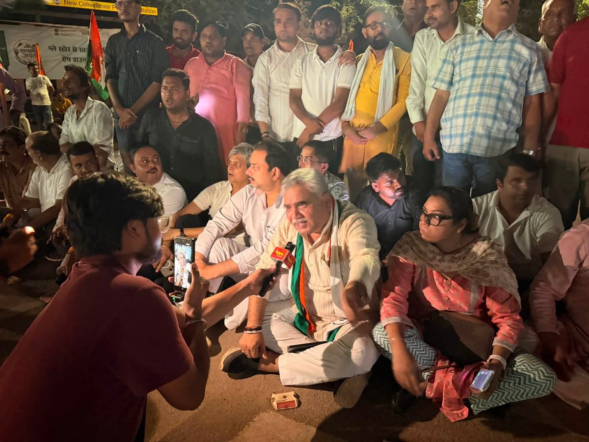 SurendraydvINC's tweet photo. 📍ग्वालियर कलेक्ट्रेट
नेता प्रतिपक्ष श्री राहुल गांधी जी की अलोकतांत्रिक गिरफ्तारी के विरोध में शहर जिला कांग्रेस कमेटी द्वारा विशाल धरना-प्रदर्शन किया गया।
लोकतंत्र और संविधान की रक्षा के लिए कांग्रेस का संघर्ष निरंतर जारी रहेगा।
#RahulGandhi #Congress #GwaliorCongress #gwalior https://t.co/7ReGVzbcQC