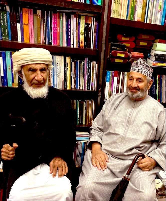 AlsiyabiHamood's tweet photo. ذات صدفة مع "جبل الكور" 
في مكتبة دار الحكمة بلندن
—————————-
 حمود بن سالم السيابي 
——————————
 جئتُ مكتبة "دار الحكمة" في لندن أبحث عن عنوان يتنفَّس الحرية فوجدتُ أحد مناضلي الحرية عند مدخل المكتبة فتعطَّلتْ ا��حاجة لحمل شعلة تطوف العالم.
وسألني الأستاذ حازم السامرائي أمين "دار الحكمة" عن عناويني التي أُفتِّشُ عنها فتَمْتَمْتُ في داخلي : أيَّة عناوين صامتة تستحق القراءة في حضور التاريخ العماني الناطق؟. 
جلسْتُ بجوار "جبل الكور" أطالع عُلوَّ الجبل حين نَشْرَئِبُّ إليه من السَّفْح.
كان الشيخ محمود بن زاهر الهنائي مفْعَماً بالحيوية رغم خذلان الأرجل فالفرح الكبير يبني أبداناً شابة. 
وكانت الذاكرة حديدية رغم السنين ، فالعقول التي تساهم في صياغة التاريخ لا تضيق بتزاحم أطنان من الملفات.
جاء أبو محمَّد إلى عاصمة الضَّباب ليحضر حفل تخرُّج كريمته من جامعة دولة شكَّلَتْ ذات زمن خصومة تاريخية ، ومع ذلك ظّلتْ صروح التعليم خارج احترابات السياسة.
تحدَّثْنا في كل شيئ سمحَ به وقت الانتظار في دار الحكمة .. من سماواتنا الزرقاء الصافية إلى سماوات لندن الرمادية.
ومن المطر الذي تتناقله "الجروبات العمانية" إلى ٨٨ شارع "شولتون" حيث تشمخ دار الحكمة وقد ضرب الشارع موعداً مع المطر. 
كانت أرفف دار الحكمة صامتة رغم حيوية العناوين ، وشارع "شولتون" تمخره زرافات العائدين ��ن صلاة الجمعة في الجامع الكبير وغيره من مساجد جنوب غرب لندن وقد اتشحوا بسجادات الصلاة على المناكب.
جاء من يخبر الشيخ أن تطبيق "أوپر" ينتظره بسيارته ليأخذه لمقر إقامته فتأبَّطَ الشيخ محمود بن زاهر الهنائي كتاب "السلطان قابوس مؤسس النهضة العمانية الحديثة لمؤلِّفَيْه الأستاذ الدكتور زهير قاسم السامرائي والدكتور ميثاق فتاح خلف" والصادر عن دار الحكمة فتحرَّك جبل الكور ليسدَّ الشوارع الباردة ويزيد من كثافة الضباب.
بقيت مع ابن "سُرَّ منْ رَأى" الأستاذ حازم السامرائي نكظم الغيظ لقِصَرِ الوقت بجوار جبل الكور.
قَلّبنا في عناوين جديد الدار وقديمها ، ثم ودعتُ الأستاذ السامرائي بأمنية تجدُّد اللقاء في معرض مسقط للكتاب.
تربعتُ على الكرسي الخلفي للتاكسي السوداء القادمة من بذخ السنين الخوالي لتن��اب في الشوارع الصاخبة فتتابعتْ لندن من المرايا باذخة كأمجاد العاصمة التي كانت تحكم العالم.
وباردة كالهدوء الإنجليزي. 
ومخاتلة كالدهاء الإنجليزي. 
 وماكرة كالسياسة الإنجليزية. 
سرَّحْتُ لما بعْد بعْد بعْد المرايا حيث بريطانيا التي كانت تهيمن على كل الهند وأجزاء هامَّة من العالم فيبلغ بها الحال لأنْ يتحكم في مداخل ومخارج منافذها السيادية في "هيثرو" و"جتويك" وبقية المطارات والموانئ أبناء شبه القارة الهندية الذين كانت تحتلهم وتسومهم سوء التنكيل والعذاب ، فها هو الزمن يثأر لهم اليوم ليأتمنهم على حمل "أختام" بريطانيا العظمى ليمْهروا بها جوازات سفر الداخلين والخارجين. 
وليس ذلك فحسب بل ليمكِّن أحد أبناء الباكستان وهو صادق خان ليجلس على كرسي عمدة لندن ويتحكَّم بمفاصل عاصمة الإمبراطورية العظمى . 
كما تضع بريطانيا التي لم تعد عظمى ولا علمها لا تغيب عنه الشمس "أزرارها النووية" وقرارات السلم والحرب تحت إمرة "ريشي سوناك" المتحدِّر من الأصول الهندية. 
ومن "شولتون" إلى "بيزووتر" كانت لندن تسودّ من مرايا السيارة السوداء لتمطر فأردد مع نزار قباني :
"جئنا لأوروبا 
لكي نستنشق الهواء
جئنا لكي نعرف 
ما ألوانها السماء". 
—————————-
*لندن في ٢١ يوليو ٢٠٢٣م.
**يذكرني به "الفيسبوك" فأعيد النشر.