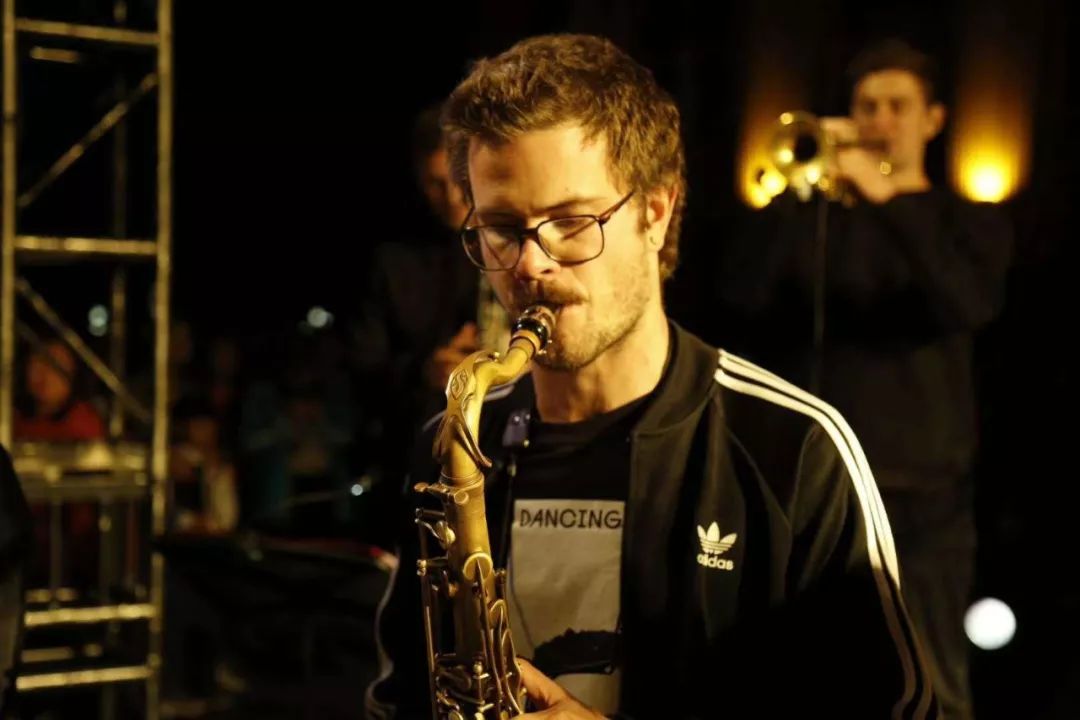 mnokones's tweet photo. Just watched an amazing live jazz set at the downtown club—smooth sax, crowd sing-alongs, and pure energy! Can’t wait for their next show ， https://t.co/MqSifsTQ6A