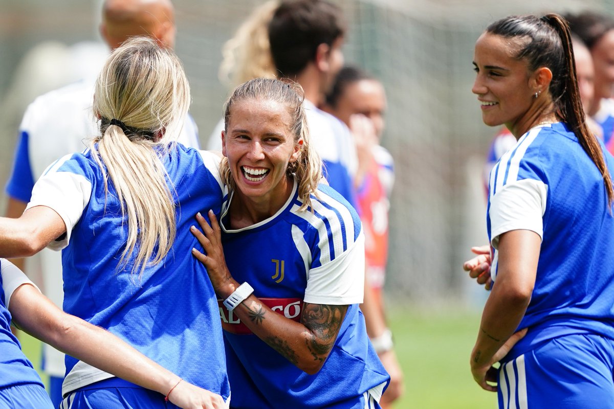 juventusfcen's tweet photo. Smiling through pre-season 😄🤍🖤 https://t.co/2iAsERVpzL