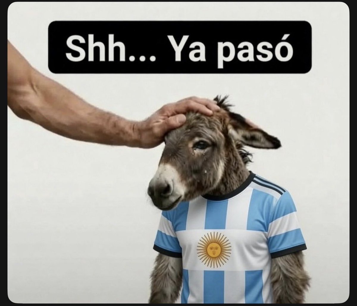 SNTO13Y05's tweet photo. @derechazoar 🤣🤣🤣🤣🤡 El robo de la final ? , cual robo si hasta gol legítimo le anularon a España , mejor sube los vidows de todos los robos que argenFIFA hizo desde el principio , el robo a Egipto por ejemplo, ó como cuando Messi comete grave falta a el jugador argelino ahí no fue robo 🤡 https://t.co/RdQAg0DRTb