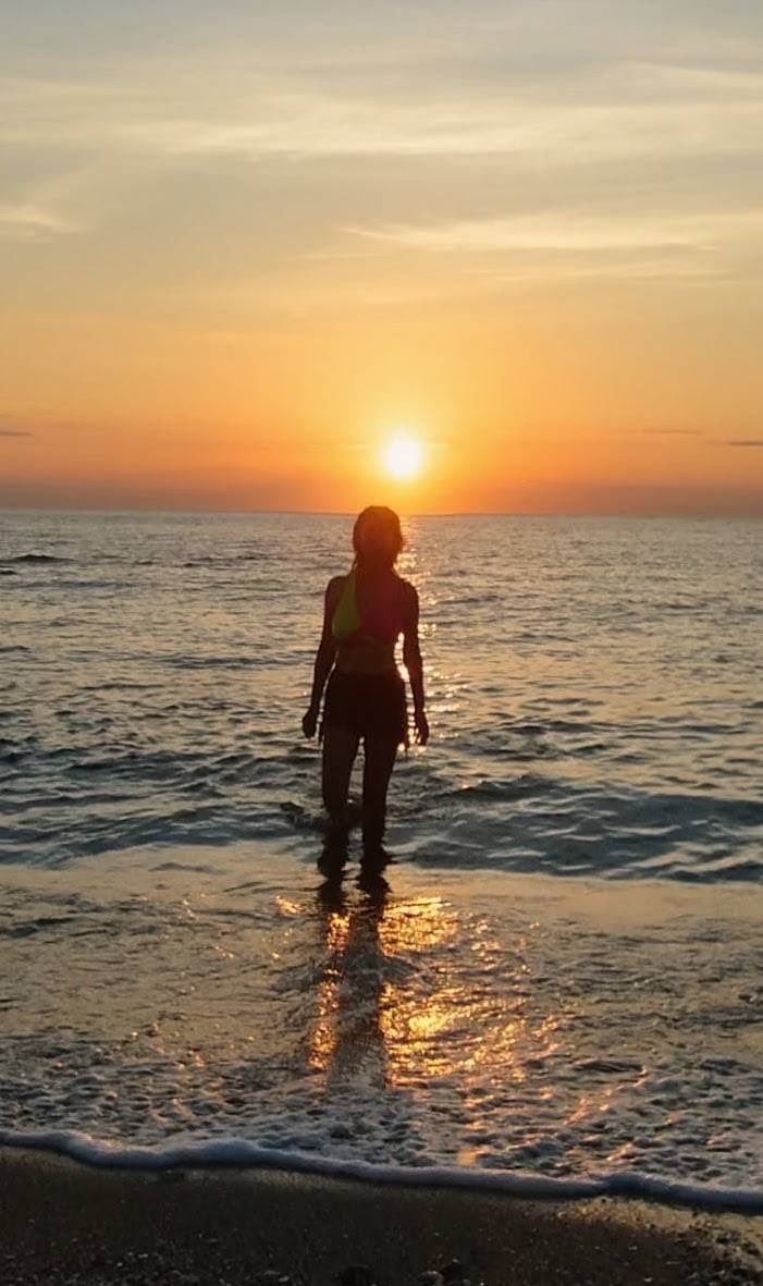 BlueRoseReila's tweet photo. 光と闇の境界線。

母なる海に身を委ね
魂を本来の場所へと還す。

不要なものを手放し
私はまた
純粋な光へと還る。

​#浄化 
#手放し
#サンセットビーチ
#元引きこもり58歳アイドル
#ブルーローズれいら https://t.co/wvDLYbqL4W