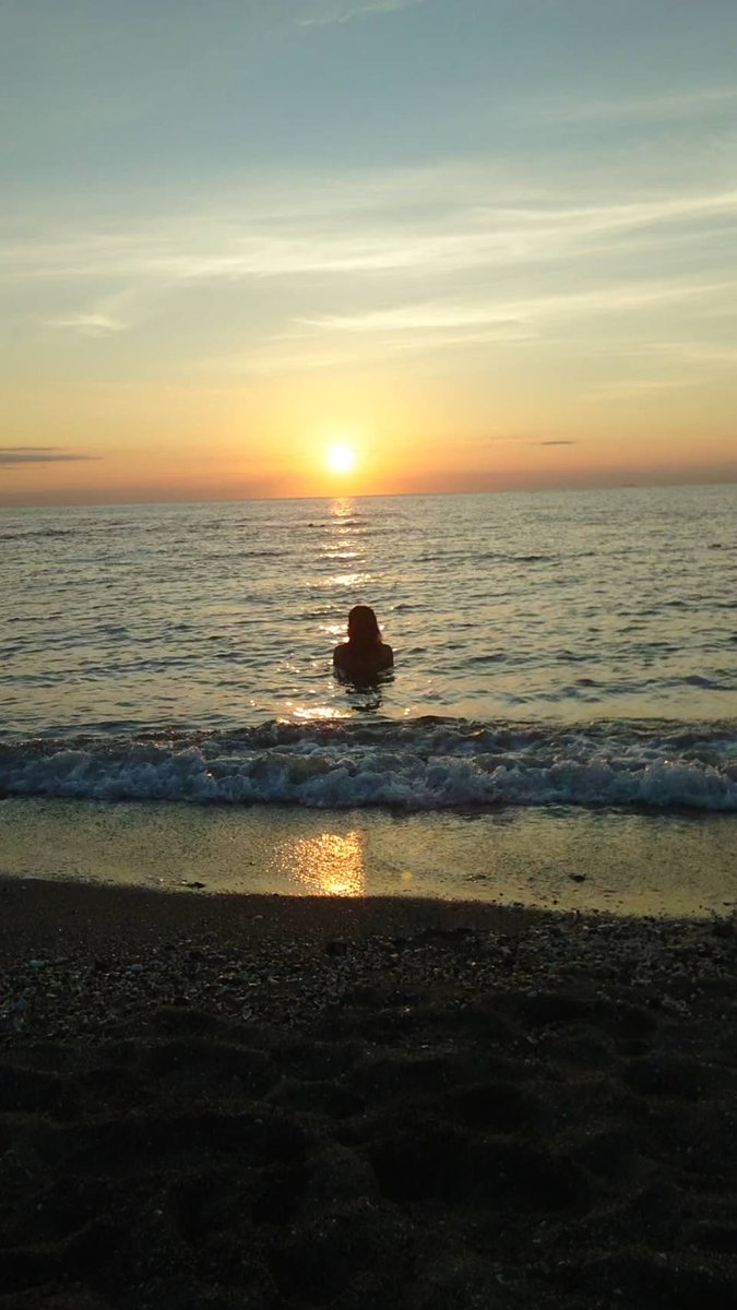 BlueRoseReila's tweet photo. 光と闇の境界線。

母なる海に身を委ね
魂を本来の場所へと還す。

不要なものを手放し
私はまた
純粋な光へと還る。

​#浄化 
#手放し
#サンセットビーチ
#元引きこもり58歳アイドル
#ブルーローズれいら https://t.co/wvDLYbqL4W