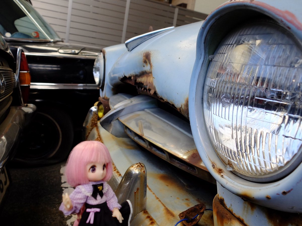 hiyakake2tama's tweet photo. 昨日は滑りまくったが気にせず…このトヨペットマスターラインは初代クラウンと共にタクシー向け兄弟車として生まれたトヨペットマスターの商用車版よ〜。そしてダブルピックアップは最後期(1958年)に追加されたモデルね〜。このリアフェンダーの弧を描いたプレスラインがキュートでしょ〜。#FACM https://t.co/rKfv3t74oM