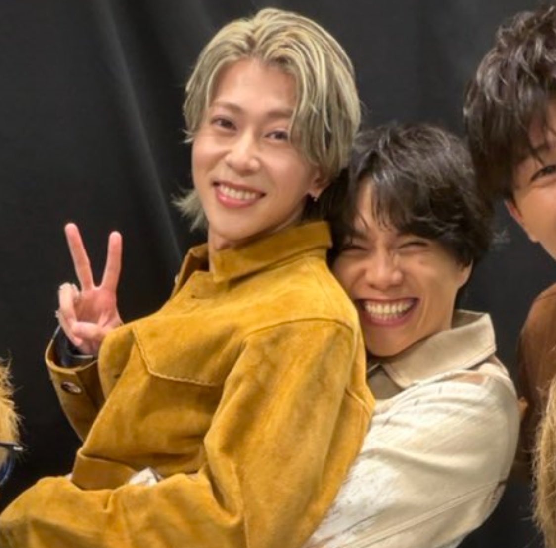 ___suepiyoseiya's tweet photo. 「勢い余って抱っこしてしまいました」 の顔がこれなのあまりにも罪だし 勢い余って抱っこされた側の顔もこれなの相思相愛以外何があるって言うんだよ、教えてくれ神 https://t.co/sv4RjNLKdV