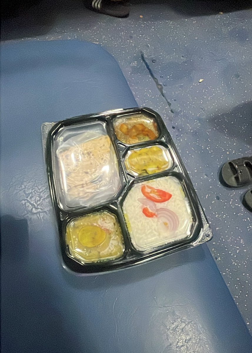 peterclip7511's tweet photo. 80rs ki thali 130rs ki bechi jarhi hai
Local pani 20rs ka
Aur ye breadcuttlet 40rs wala 50rs me derhe hai.
Dinner se breakfast tak har chiz me overcharge aur Cost cutting alag se..10rs wala butter cuttlet se gayab bread b choti wali...@IRCTCofficial  @RailMadad 
PNR: 8449595649 https://t.co/cbuB6fG6pu