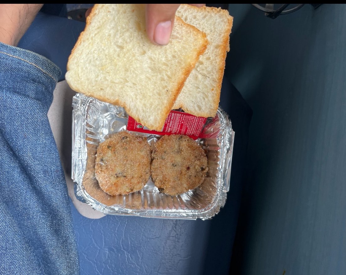 peterclip7511's tweet photo. 80rs ki thali 130rs ki bechi jarhi hai
Local pani 20rs ka
Aur ye breadcuttlet 40rs wala 50rs me derhe hai.
Dinner se breakfast tak har chiz me overcharge aur Cost cutting alag se..10rs wala butter cuttlet se gayab bread b choti wali...@IRCTCofficial  @RailMadad 
PNR: 8449595649 https://t.co/cbuB6fG6pu