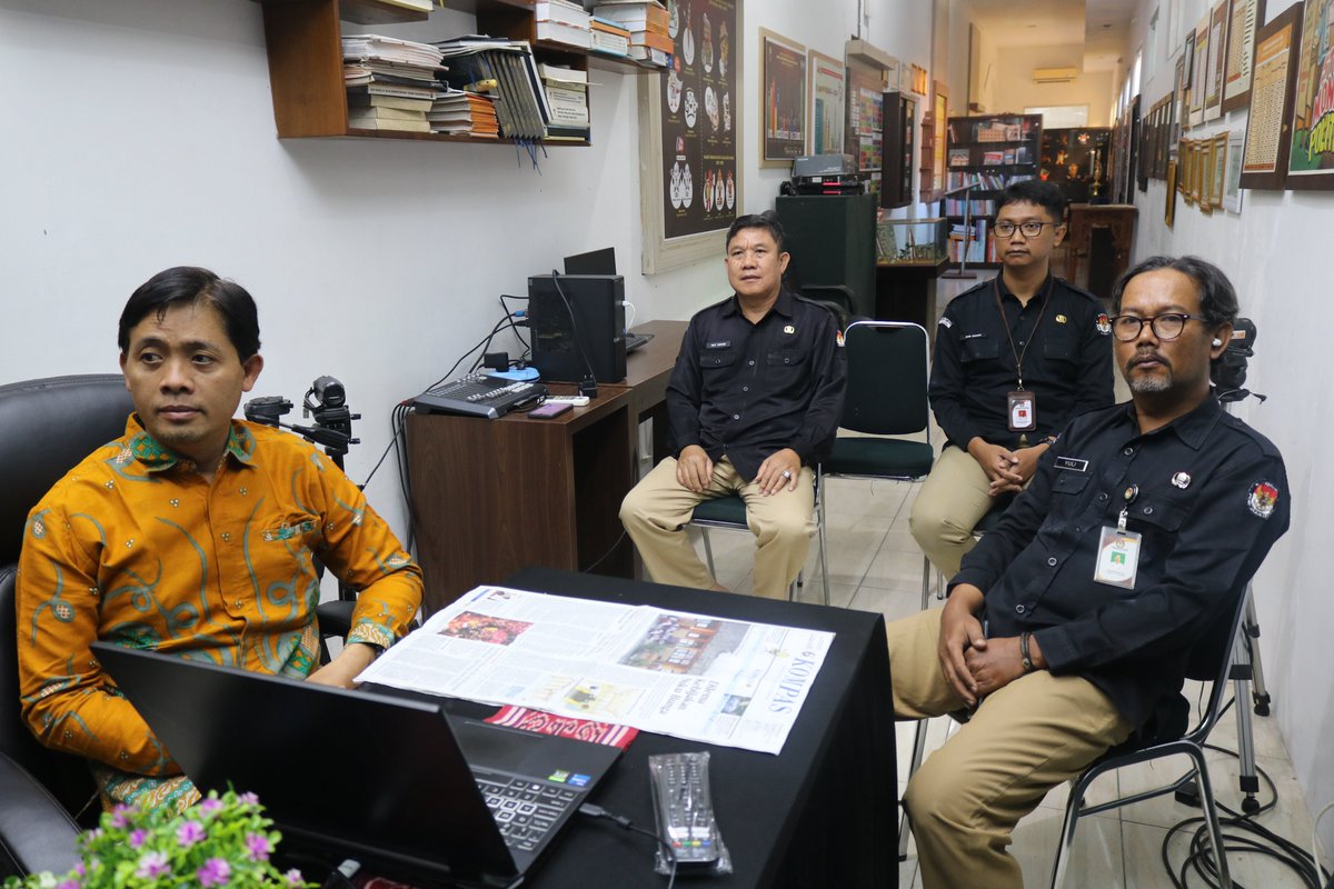 KpuJepara's tweet photo. #TemanPemilih...
Anggota KPU Kabupaten Jepara Muhammadun bersama kepala Subbagian serta staf yang membidangi SDM mengikuti kegiatan Talk to Me Episode Ke-9 yang diselenggarakan KPU Provinsi Jawa Tengah secara daring, Rabu (22/7/2026).
@KPU_ID 
@KPU_Jateng 
#KPUMelayani
#KPUJepara https://t.co/kCkK1SGxs8