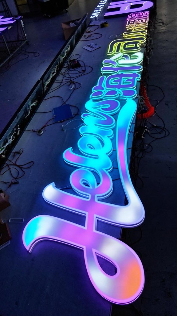 ninalimajp's tweet photo. Goodbye to traditional illuminated signs#led #neon #storefront #barsign #signboard https://t.co/FjHXoRiTlt