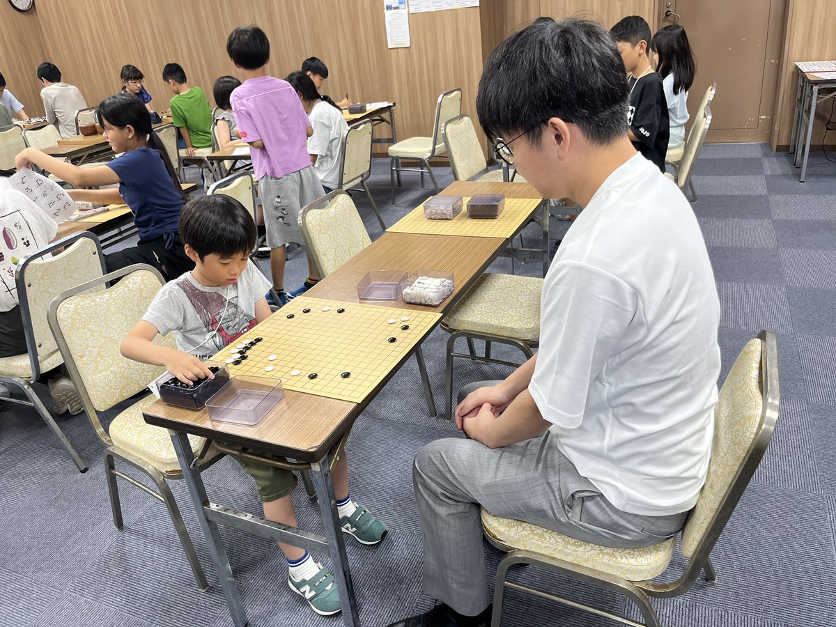 uGEMy97NsCzdI4l's tweet photo. 昨日挑戦手合い打って、今日子供に打って下さいと頼まれて快諾する人、それが佐田先生という人。
この少年はNHK杯大好きっ子、NHK杯だけでルールを覚えて囲碁教室にやってきました。
NHK杯に出てる棋士を生で見られて、目がキラキラしてました🤩
まさか、打てるなんてね🥹✨
#大阪こども囲碁道場合宿 https://t.co/i1qOIgS1PG