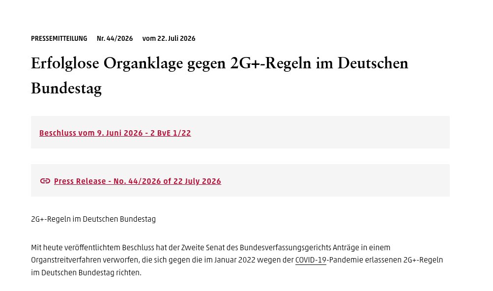 BBarucker's tweet photo. Mit der Zurückweisung einer 2G+-Organklage beweist das Bundesverfassungsgericht, dass es sich bei der Verhältnismäßigkeitsprüfung komplett von der Realität verabschiedet hat. In Karlsruhe findet seit Jahren kein medizinischer Erkenntniszuwachs rund um Corona statt. Aus dem Beschluss: «Nach der damals aktuellen wissenschaftlichen Erkenntnislage war davon auszugehen, dass geimpfte und genesene Personen sich seltener mit dem Coronavirus infizierten und im Fall einer Infektion weniger und nur für einen kürzeren Zeitraum infektiös waren als Personen, die noch keinen Kontakt mit dem Virus hatten. Die Beschränkung einer Personengruppe in einem Raum oder bei einer Veranstaltung auf Geimpfte und Genesene galt daher als geeignet, um das Infektionsrisiko zu reduzieren.» Die 2G+-Regel wurde aufgrund der Omikron-Variante eingeführt. Selbst Lauterbach hat bereits zugegeben, dass die Impfung bei dieser Variante keinen Infektionsschutz bietet. Die Richter in Karlsruhe scheinen jedoch nicht in der Lage zu sein, einen Sachverhalt angemessen zu ermitteln. Bereits im September 2021 wusste man im RKI, dass Geimpfte die gleiche Viruslast im oberen Respirationstrakt tragen wie Ungeimpfte. Und das war weit vor der milderen Omikronvariante.
Da Geimpfte auch ansteckend sein können, war die 2G+ Regel sozusagen eigentlich ein riskantes Manöver.  Derungeimpfte Antragsteller durfte  am 27. Januar 2022 am Tag des Gedenkens an die Opfer des Nationalsozialismus bei einer Gedenkstunde im Bundestag demnach nicht teilnehmen. Auf der Tribüne saßen teilweise hochalte Holocaust-Überlebende, die natürlich zur Risikogruppe gehörten. Dreifach Geimpfte, die weiterhin ansteckend sein können, durften jedoch ohne Mindestabstand dort Platz nehmen und dem Narrativ der Bundesregierung folgend diese verletzliche Gruppe in Gefahr bringen.