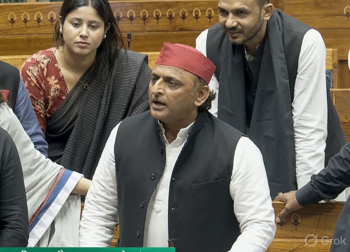 MrMishra's tweet photo. विरोध प्रदर्शन का कद्दू कट चुका है भाई।  
अब बारी है क्रेडिट की मारामारी की।

आम आदमी पार्टी चीख रही है - "कांग्रेस ने पीएम आवास पर धरना देकर हमारे आंदोलन को कमजोर कर दिया!"

कांग्रेस मुस्कुराते हुए जवाब दे रही है -  "ये तो AAP और BJP की साँठ-गाँठ थी, हमने बीच में घुसकर ध्वस्त कर दी!"

उधर बीस दिन तक कचौरी-सब्जी-कढ़ी-चावल खाकर "उपवास" करने वाले काक्रोच अब दिल्ली पुलिस के डंडे खाकर फ्रेम से गायब हो चुके हैं।

राहुल गांधी की नाक से गुलाबी खून निकल गया।  
कांग्रेस वाले सोच रहे हैं - "बस! अब देश पागल हो जाएगा। खून देखकर वोटों की बाढ़ आ जाएगी!"

AAP वाले रो रहे हैं - "सारी प्लानिंग हमारी थी यार... ये कांग्रेस बीच में आकर फायदा उठा गई!"

और जो छात्र लाठी खा रहे थे, उन्हें अब समझ आ गया होगा - अभिजीत दीपके गाड़ी पर चढ़ा था, दहिया बर्गर खा रहा था, और तुम लोग सिर्फ लाठी खाने के लिए बुलाए गए थे।

कोई माने या न माने, छात्रों से किसी को संवेदना नहीं है। सबको सिर्फ राजनैतिक दोहन चाहिए। सरकार ने भी लाठियाँ चलाकर "संवाद" का रास्ता खोल दिया।  

जैसा हमेशा होता है - 
ज्यादा चिल्ला रहा हो तो दो झापड़ कस दो, फिर खुद-ब-खुद शांत होकर बात सुनने लगता है।

ये आंदोलन छात्रों का था?  
नहीं यार... ये तो वोट और फोटो का आंदोलन था।

जो समझ गए, लाइक रिटवीट कर दो।  
😂🤦‍♂️