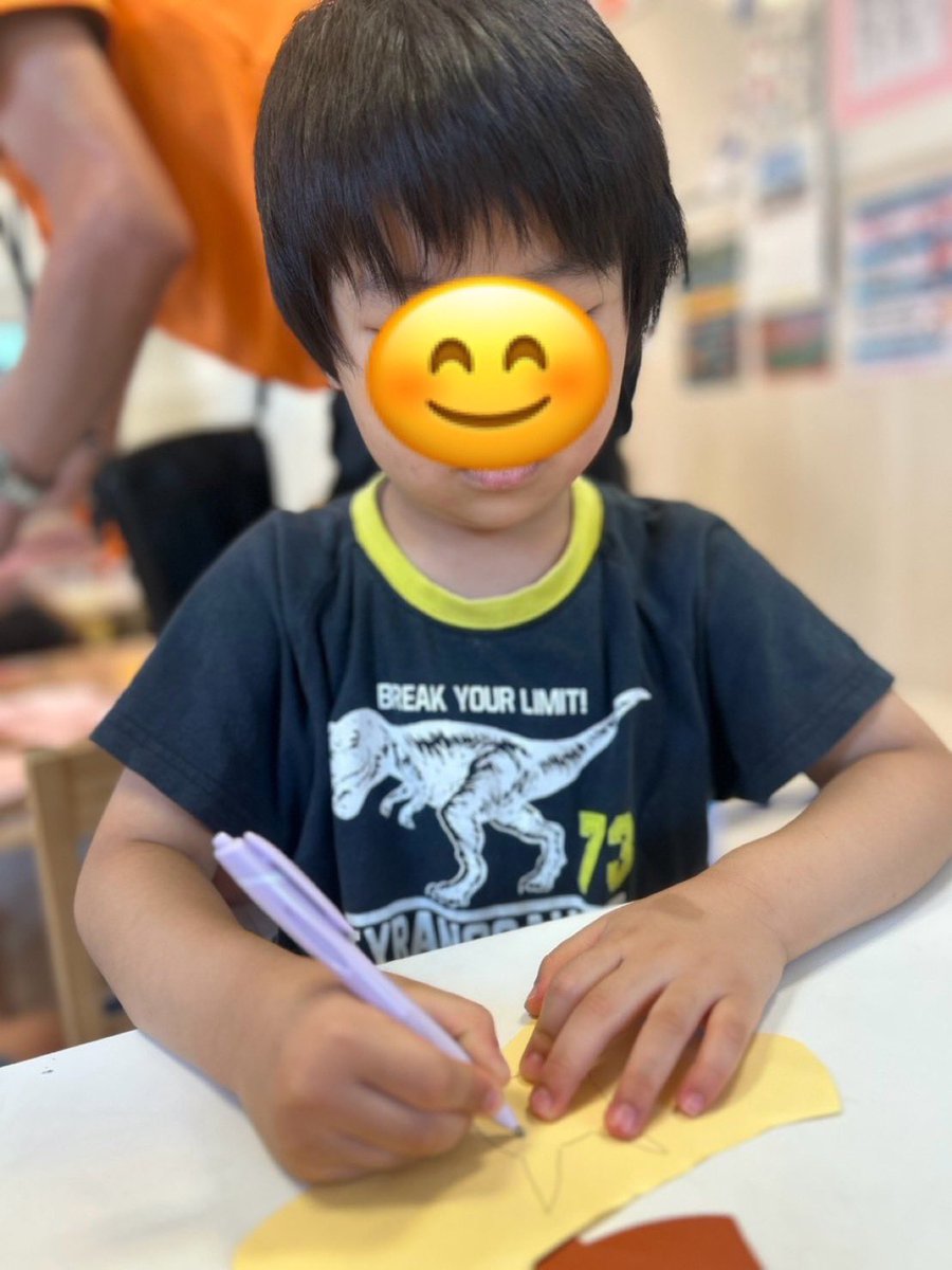 firstdream_jr's tweet photo. ☀️一之江ジュニア☀️
2026.7.22(水)
『夏祭りのうちわ‼️』
画用紙と折り紙などで夏祭りのうちわを作りました😄
画用紙を1回だけ切る練習をし、うちわに絵🖼️を描くなどして、可愛らしいうちわができあがりました🎆

▽ファーストシーンドリームの詳細はこちら！
https://t.co/dIBwrTi0DX

#児発 #工作 https://t.co/ed3E9en5PX