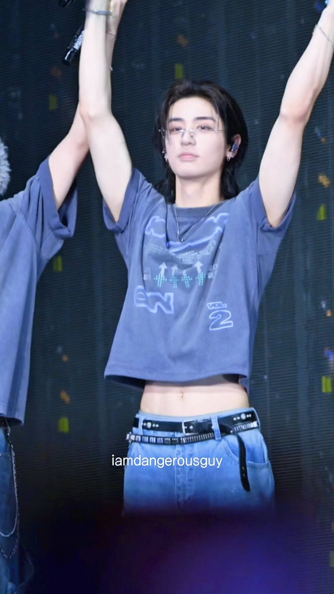 iamdangerousguy's tweet photo. 팔왜자꾸드는거야?신고할게 https://t.co/iseCHQ8Vno