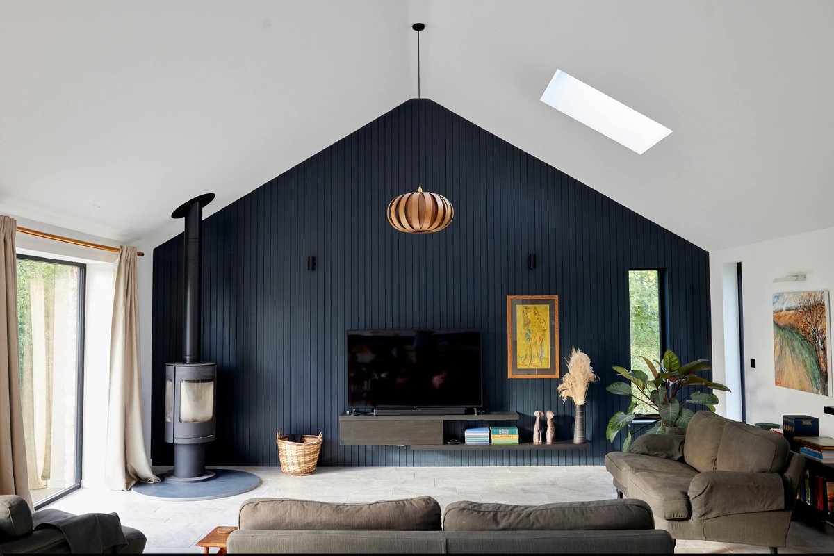 ascentarch's tweet photo. New build house. Open plan first floor including kitchen, dining &amp; living areas. A steel balcony capitalises on views of the setting sun. To the side is a single storey annexe. Constructed of timber frame, clad in natural stone, timber &amp; render. https://t.co/OojQJNZXbi https://t.co/IQCkjy00dC