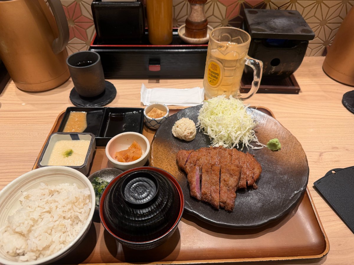 neoSysKen's tweet photo. 最近いい感じの牛カツお店を見つけたので行ってきました。
このお店は自分で焼くタイプであり今回注文したのは1.5枚のものでちょうど良い量でした。 https://t.co/mh8krwZHt6