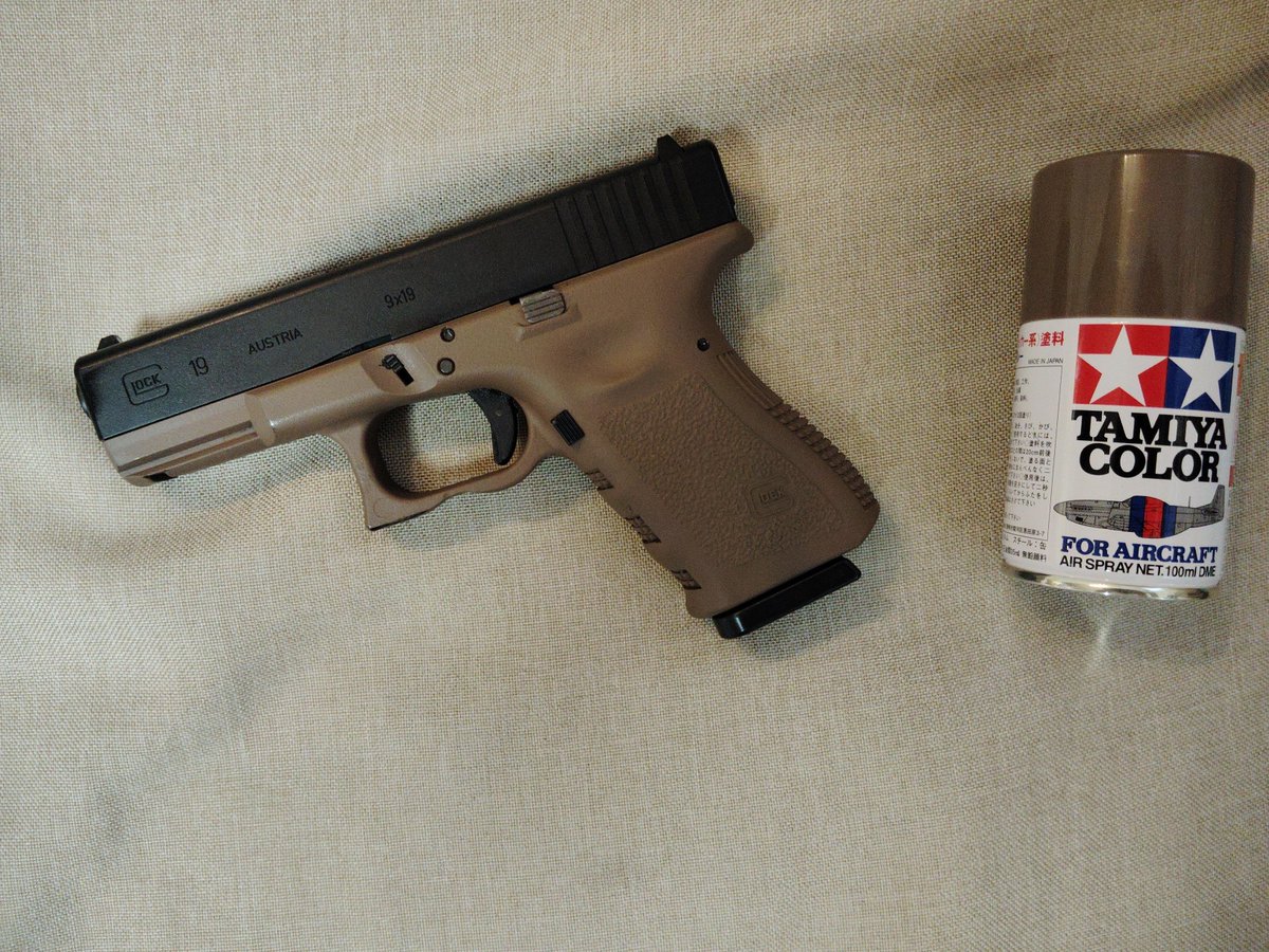 _Reito_K's tweet photo. グロックのフレームを塗装してみました！

今回初めてタミヤのスプレー使ってみましたが、塗装が下手な自分でも綺麗に塗れる上に乾燥するまでが早くとても良いスプレーでした！ https://t.co/IDuUUlqI6A