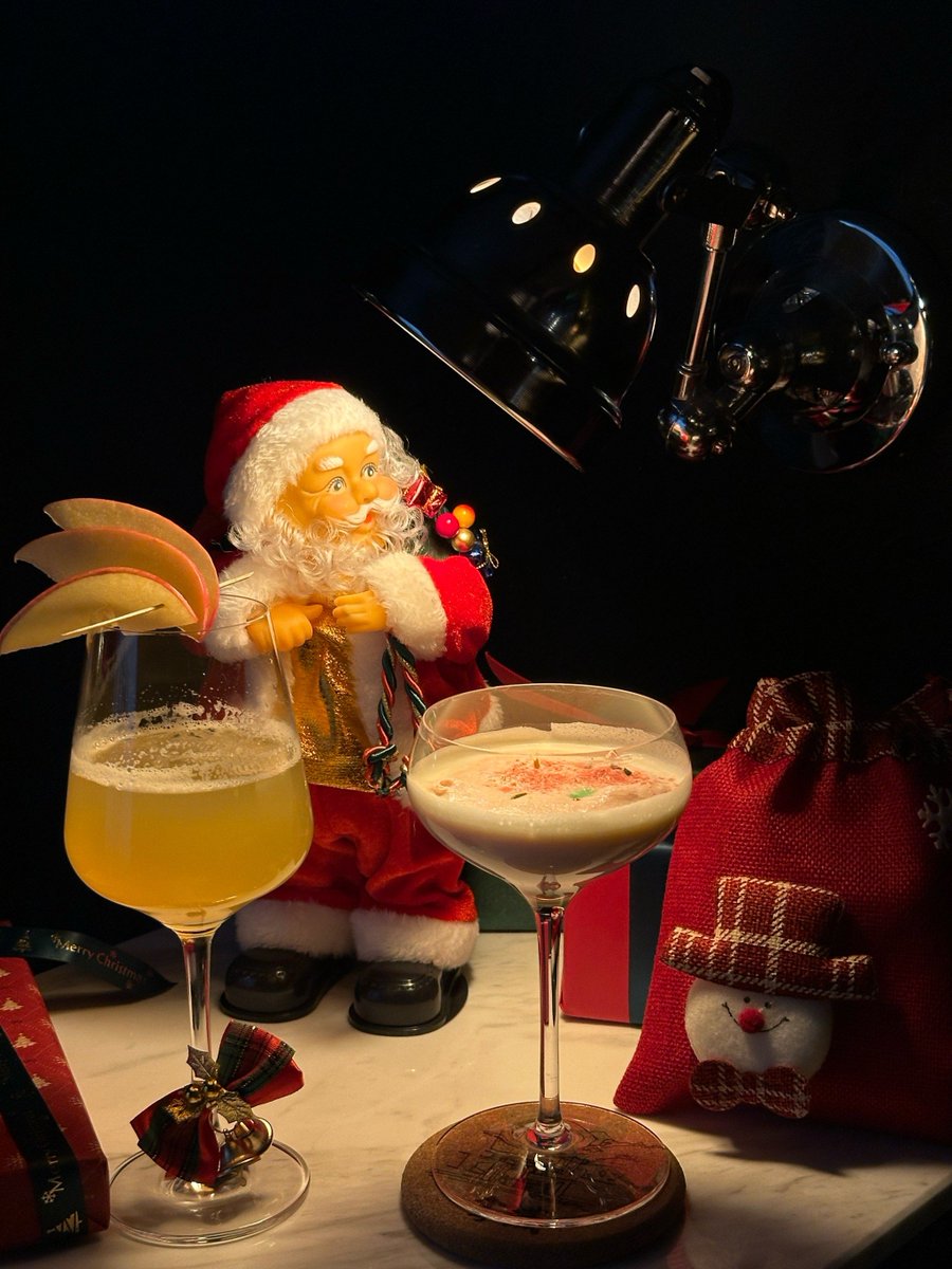 CoderMarcin's tweet photo. Shining Christmas Eve vibes! Gathered around the warm tree, sipping spiced cocoa with loved ones – this is the magic we wait for all year. https://t.co/314k8wW1u6