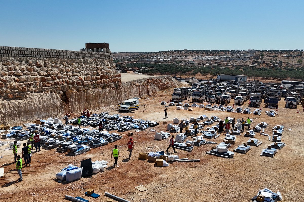 SYRedCrescent's tweet photo. Around 300 families joined the largest return convoy yet from rural #Idlib camps, organized by #SARC with @UNHCRinSYRIA  and Muzun Organization in coordination with Idlib Governorate and the Directorate of Social Affairs and Labor, returning home to rural Idlib and Hama. https://t.co/SigaCHHnZk
