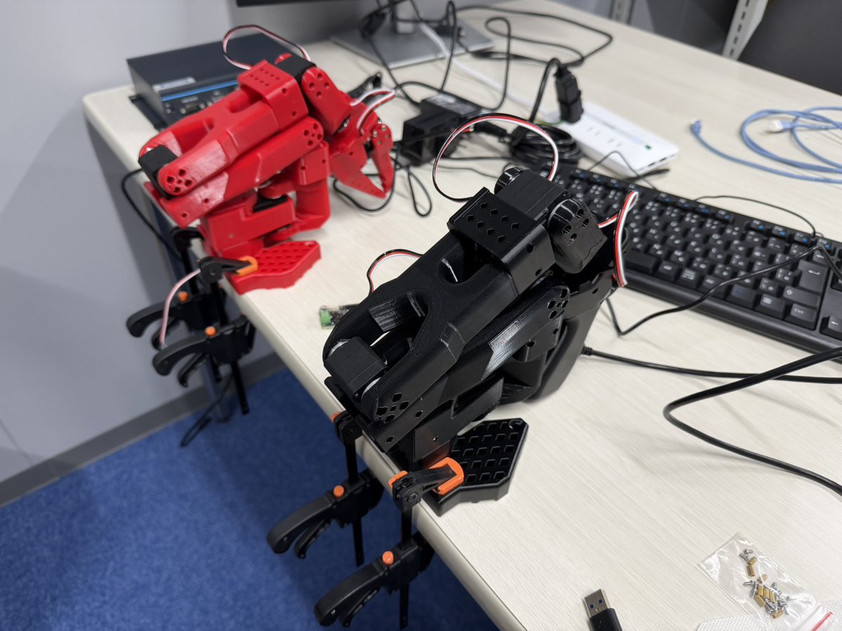 DIY_CF's tweet photo. 遠隔操作アーム完成した！
けど、その直後にミスってUSBに12V流して片方の基板燃やしたので再び注文中。火災検知器の真下で白煙だしたけどよくセーフだったな笑
3端子レギュレータだけ交換したら生き返りそうだけど手間がなぁ… https://t.co/oNmKNWmz4h