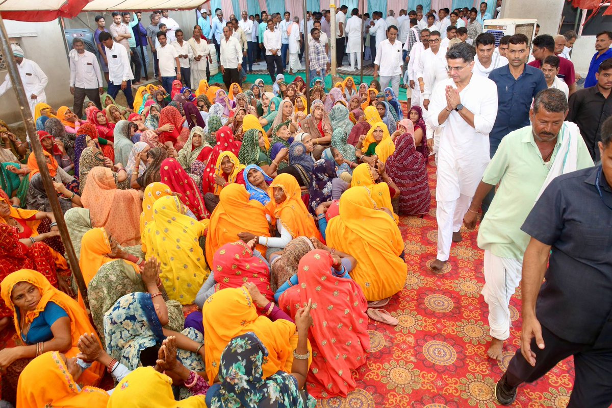 SachinPilot's tweet photo. ग्राम मानपुर, सिकराय में पूर्व सरपंच श्री रंगलाल सैनी जी के आवास पर पहुंचकर उनके स्वर्गीय पुत्र को श्रद्धांजलि अर्पित की एवं शोक संतप्त परिजनों से मिलकर संवेदनाएं व्यक्त की।

ईश्वर दिवंगत आत्मा को अपने श्रीचरणों में स्थान दें एवं परिजनों को संबल प्रदान करें।

@AapkaMurarilal @GRKhatana_  @mamta_bhupesh  @ophudla_INC  @KamalMeenaINC