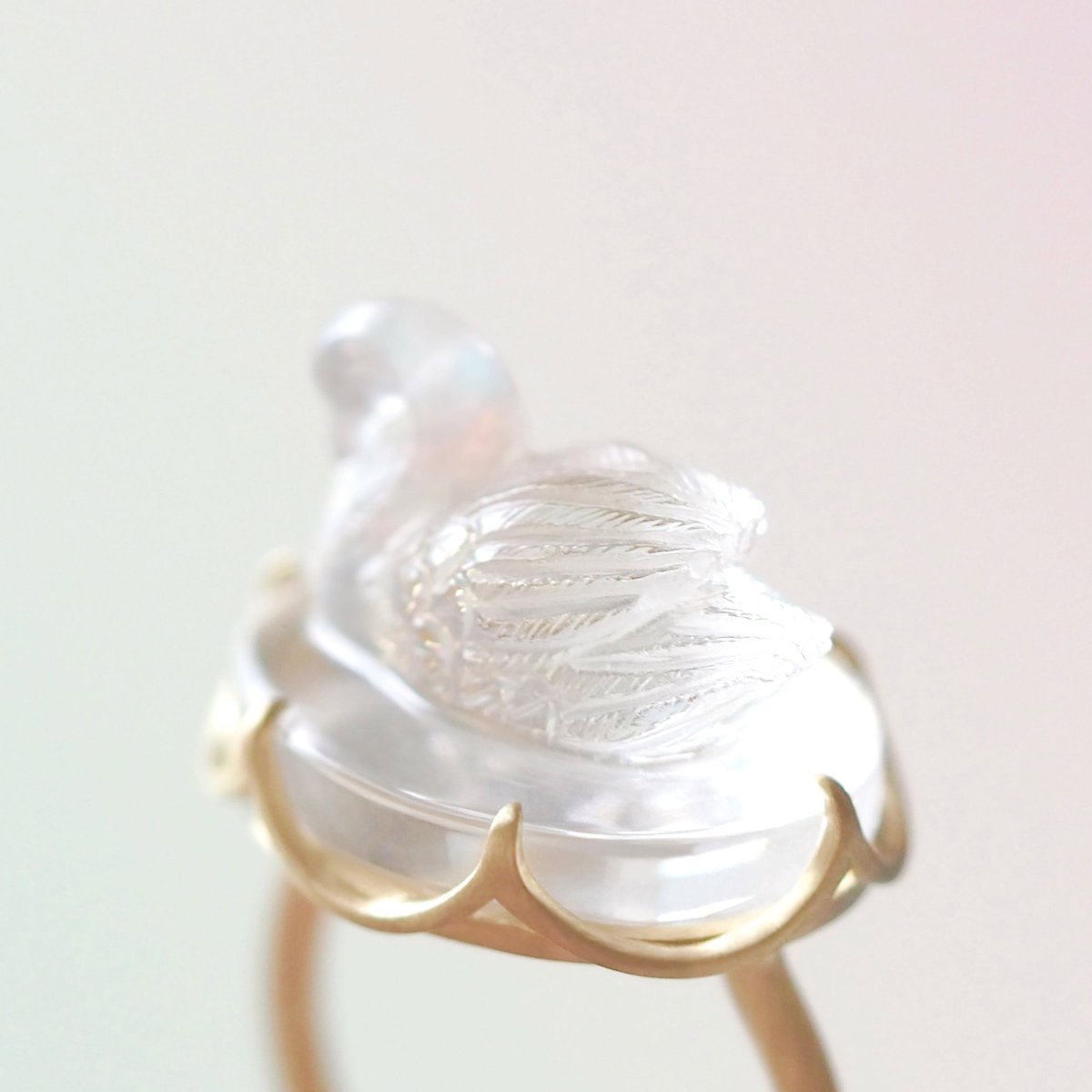 mika_murai's tweet photo. 久しぶりの出品となるSwan Ring。手作業でロッククリスタルを削り出し、湖に浮かぶ優雅な白鳥の姿をカービングで表現しています。このリングは、英国で暮らしていた頃の思い出深い光景を落とし込んだもの。縁部分のデザインを少しリニューアルしていて、より華やかな綾をまとう仕上がりになりました。 https://t.co/DSb0E6eXnZ