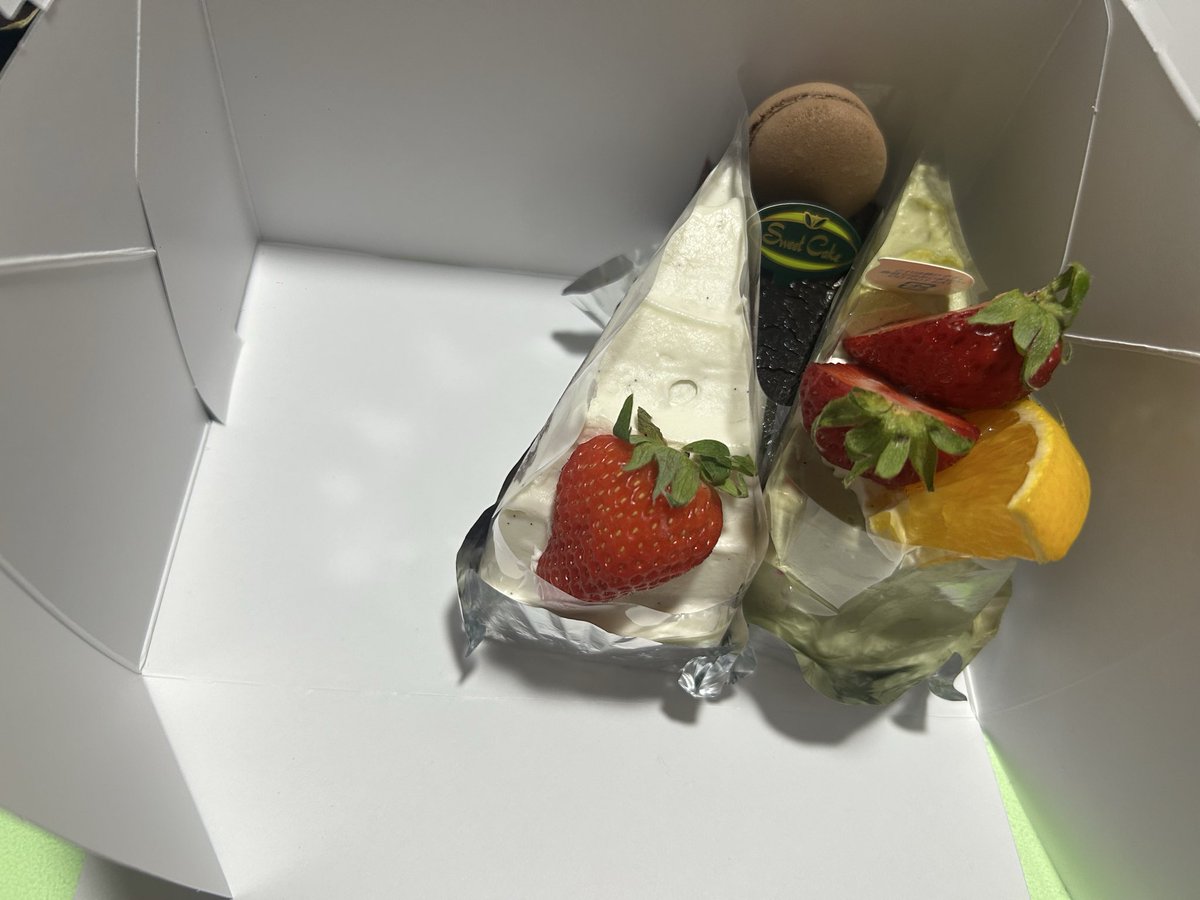 mogi332's tweet photo. 毎月ショートケーキの日って事で今回は、お菓子工房アントレさんにしたよ。　#お菓子工房アントレ　#毎月ショートケーキの日部2 #毎月ショートケーキの日部　#ムースショコラ　#宇治抹茶ショートケーキ https://t.co/YDMjZC7Zy4