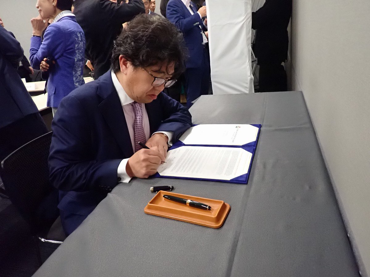 OPRI_SPF's tweet photo. At the Global Nature Positive Summit held in Kumamoto, Japan last week, Dr. Atsushi Sunami, President of the Sasakawa Peace Foundation signed the Kumamoto Declaration and affirmed the commitment to facilitate the conservation and restoration of coastal and marine ecosystems. https://t.co/g30dbZ8cbd