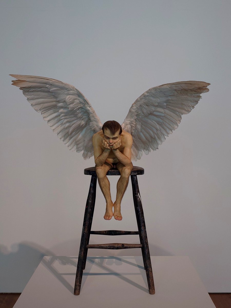 fk0303's tweet photo. 1度は見てみたかったロン・ミュエク展に行った。作品の全員が憂いていてこの世の不幸を感じました。下品な話ですが、こんな資金の塊のような作品を作れる人が何を憂い、憂いから何を伝えたかったのかが気になりました。 https://t.co/xZzqNLrg4n
