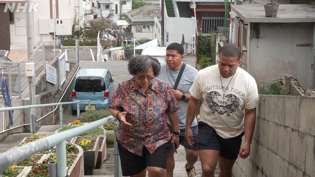 okinawa_nhk's tweet photo. 【母が生きた街、沖縄・照屋とは】
1963年、沖縄で殺害された母の人生を辿るため沖縄市照屋に向かったアメリカ在住の女性
かつてそこには「黒人街」と呼ばれた歓楽街があった

#BSスペシャル 
母が生きた街 〜沖縄・照屋のおんなたち〜
23(木) NHKBS 後11:25
▼くわしく見る▼
https://t.co/ESozUTiLRG https://t.co/VwQDjqyuaI
