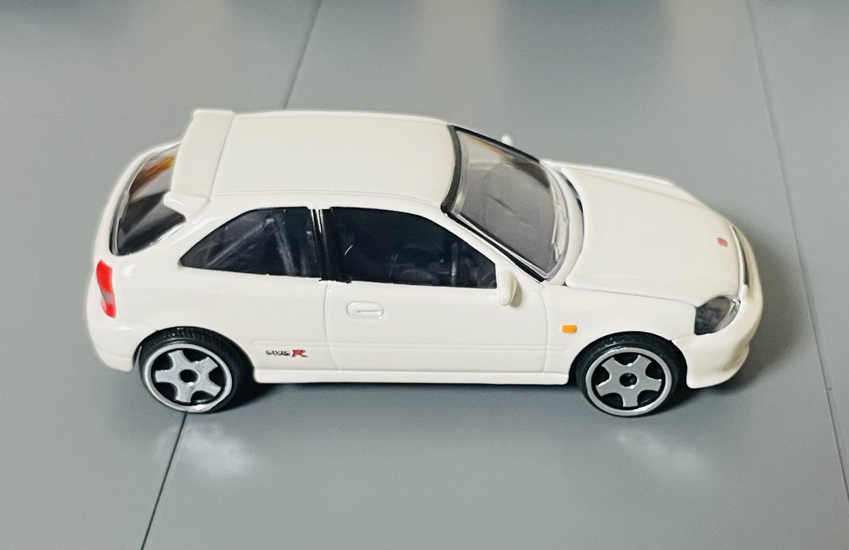 _urataro_'s tweet photo. Majorette HONDA CIVIC TYPE R EK9

当時このEK9だけはなんとしてでも手に入れたいって気持ちが強かったです
初登場時はEKだけ一アソにつき一種でしたからね
ただ意外と近所のイオンでは34だけ荒らされ、EKとエボは残り気味でした

なんだかんだ装着されてるホイールは個人的に好感持てます https://t.co/PxmKfafKc4