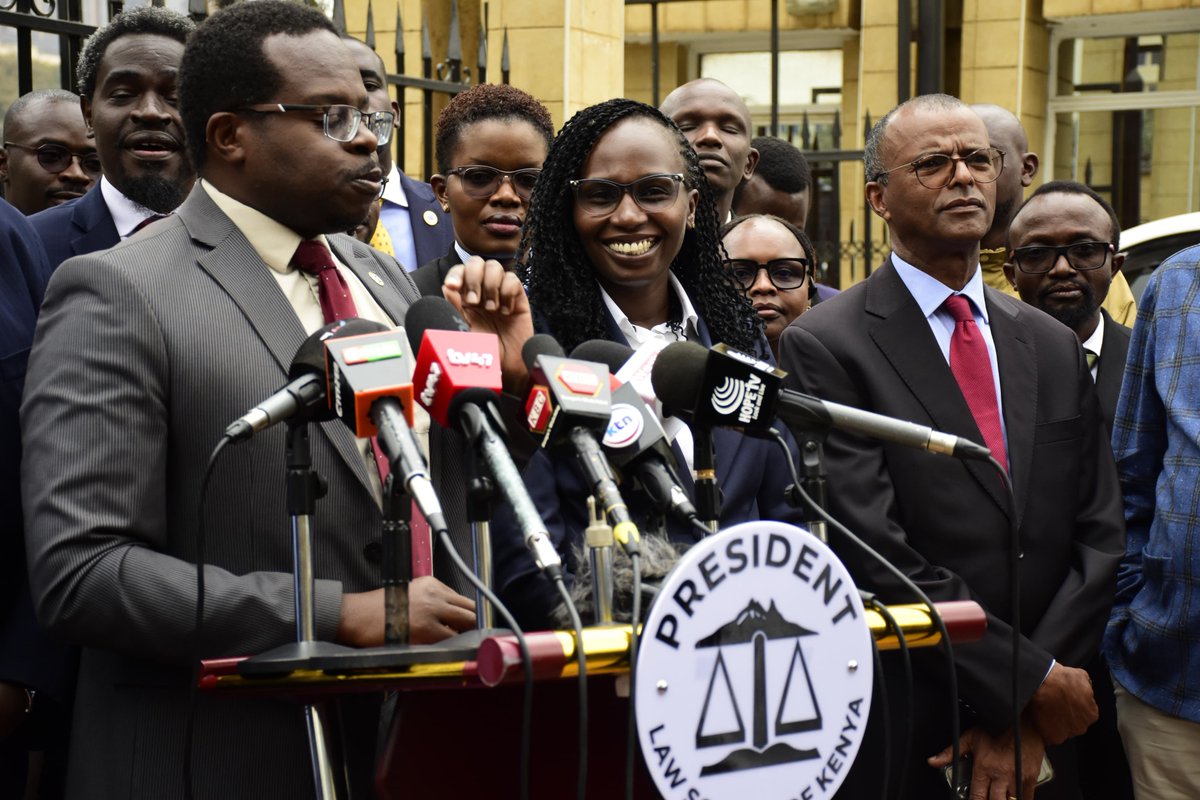 FaithOdhiambo8's tweet photo. I joined colleagues at the Supreme Court to mark the @LawSocietyofKe's Boycott in pursuit of Judicial Accountability. The @Kenyajudiciary must be the foremost stallion of constitutionalism in Kenya, and it is unacceptable that Judges and Judicial Officers hide behind Court Orders when legitimate concerns are raised about their integrity through the relevant channels. This is not merely a lawyers' issue, this is an issue that goes to the core of the rule of law in Kenya. We will not relent until the Judicuary is reflective of the principles enshrined in the Constitution.