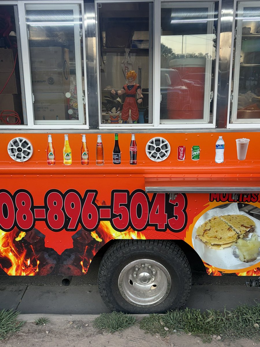 BanakR43943's tweet photo. I fucking love this taco truck https://t.co/lvwTXkkWBV
