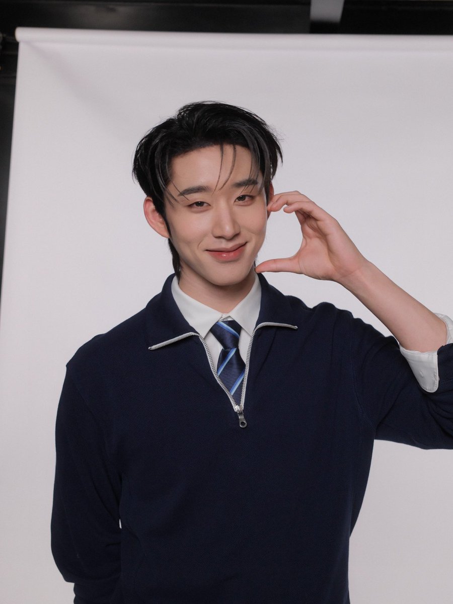 harxeuphoria's tweet photo. est kalm clinic photoshoot behind the scenes 🥹🩵

( #est_rvp ) 
#KalmClinicxEST https://t.co/lQTKpHo8Kv