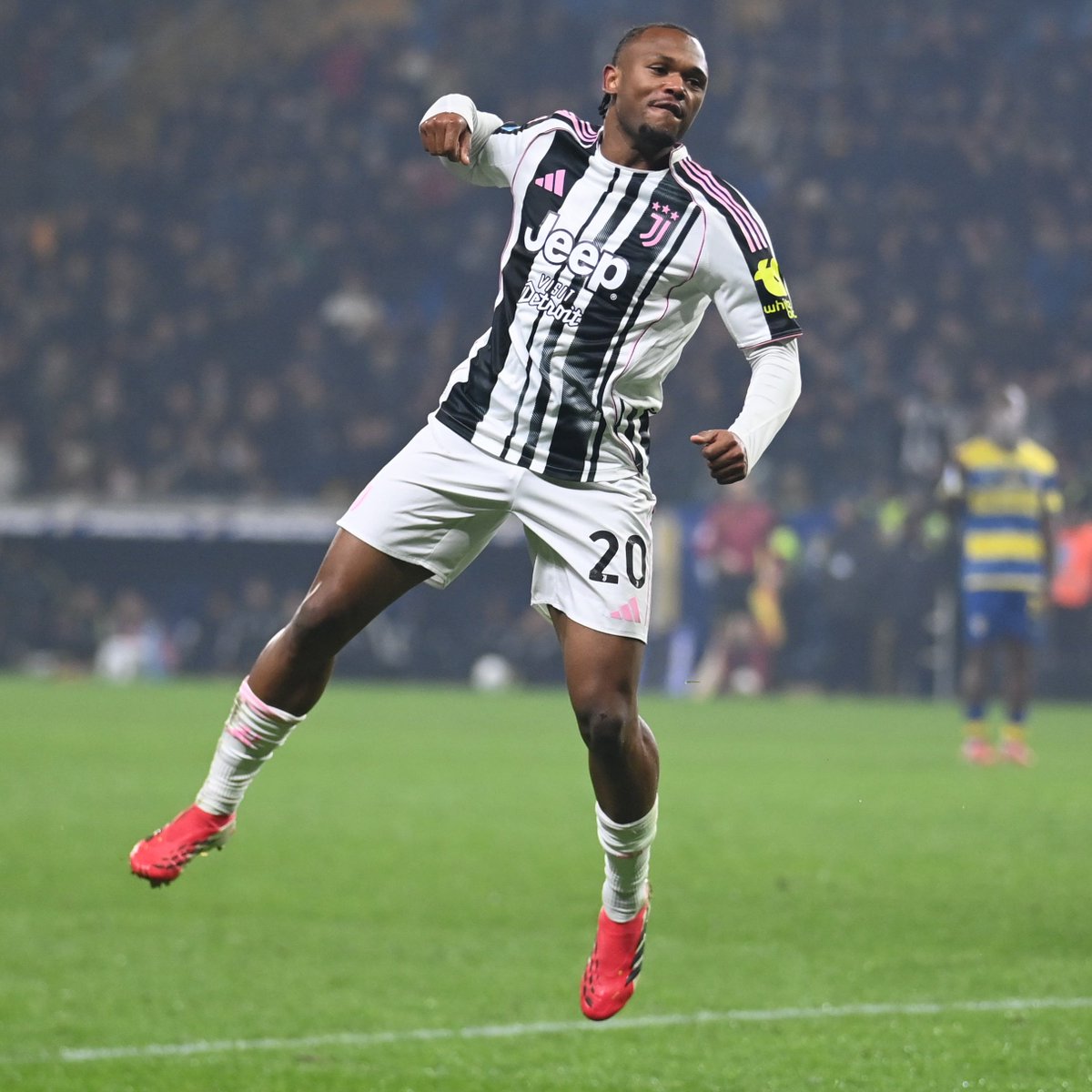 _BeFootball's tweet photo. 🚨 LOIS OPENDA 🇧🇪 VEUT L'OL, MAIS LA JUVE BLOQUE ! 😬🦁

Si l'attaquant a déjà dit oui, s'entendre avec le club italien est une autre histoire.

Son salaire XXL et la présence de concurrents plus fortunés rendent le dossier très complexe pour Lyon.

(@sebnonda) https://t.co/HFGBamL5uD