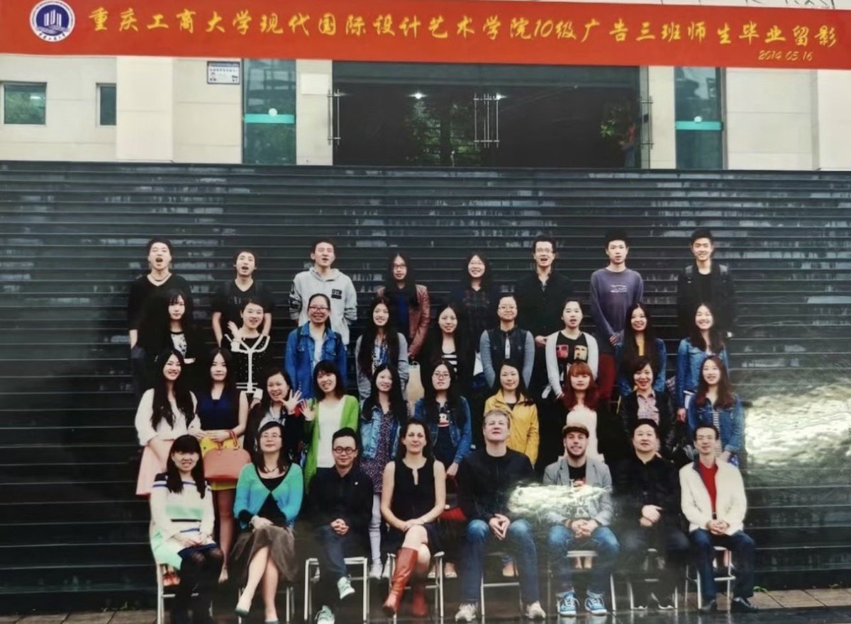 XZhanbaobao's tweet photo. ไม่แปลกใจเลยที่น้องจ้านแค่เดินผ่านแต่โดนเรียกไปถ่ายรูปหมู่จบด้วย เพราะนี่คือคนดังที่มากความสามารถของมหาลัย CTBU ดูประวัติสมัยเรียนดิ โปรไฟล์เริ่ดเลยล่ะ 😍

🏆 ผลงานเด่นด้านการร้องเพลงและการแสดง

• ปี 1 : ร่วมแสดงละครเวทีที่ปักกิ่ง ได้รับกระแสตอบรับอย่างล้นหลาม
• ปี 2 : คว้าตำแหน่ง “10 สุดยอดนักร้องประจำมหาวิทยาลัย” และเป็นตัวแทนไปคว้ารางวัลรองชนะเลิศ อันดับ 1 ในการประกวดร้องเพลงระดับเมืองฉงชิ่ง
• ได้รับเลือกให้เป็นผู้ร้องเพลงเปิด (Solo) ในงานฉลองครบรอบ 60 ปีของมหาลัย

🎨 ผลงานด้านการออกแบบและธุรกิจ

• รางวัล: ชนะเลิศอันดับ 1 และรางวัลบุคคลยอดนิยม จากการประกวดออกแบบโปสเตอร์การกุศลของมหาวิทยาลัย
• ธุรกิจ: ร่วมกับเพื่อนก่อตั้งสตูดิ โอถ่ายภาพและสตูดิโอออกแบบ (NED) ตั้งแต่ปี 2012