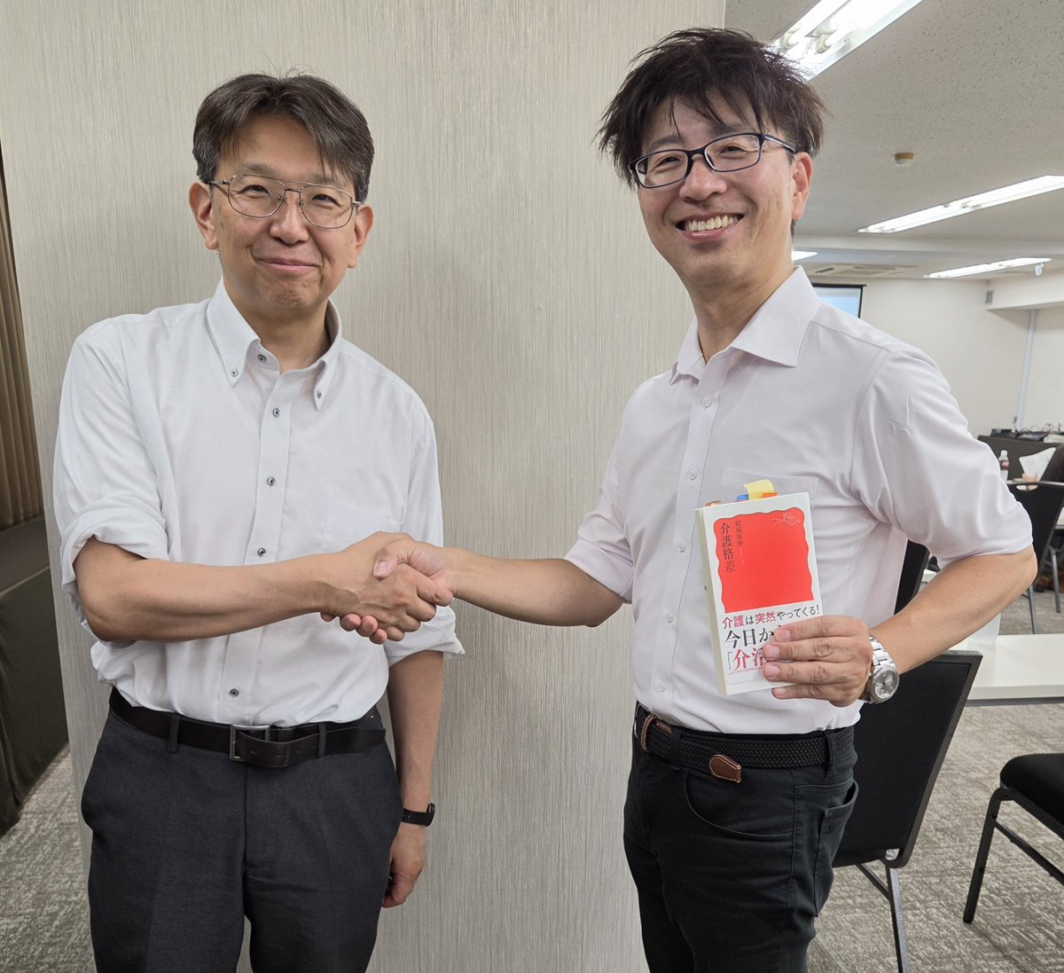 Nmaniwa's tweet photo. 本日、淑徳大学の結城康博教授の「27改正の方向性について予測～今から備えるべきポイント～」という講義を聴講。
介護保険の将来を考える超重要な内容でした。「訪問介護の基本報酬を上げないと地域包括ケアシステムのメルヘン化がさらに進む」という指摘はまさに！
著書にサインもいただきました。 https://t.co/rPxNdnlAlf