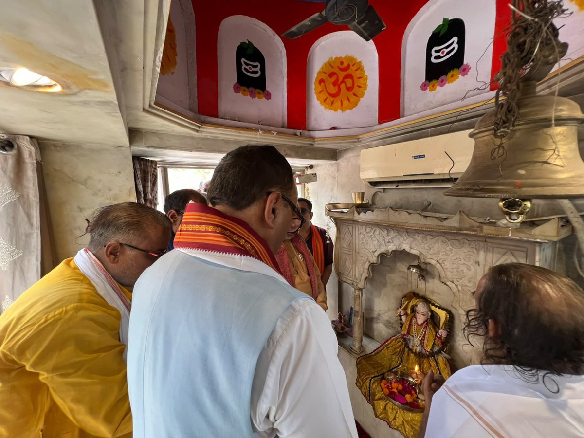 brajeshpathakup's tweet photo. आज जनपद शाहजहांपुर के परशुराम पुरी विधानसभा क्षेत्र स्थित भगवान विष्णु जी के छठवें अवतार भगवान श्रीपरशुराम जी के मंदिर में मा० मंत्री, उत्तर प्रदेश सरकार श्री सुरेश कुमार खन्ना जी के साथ भगवान श्रीपरशुराम जी का दर्शन-पूजन आशीर्वाद प्राप्त किया।

@BJP4India 
@BJP4UP https://t.co/MB7q7P5Vjt