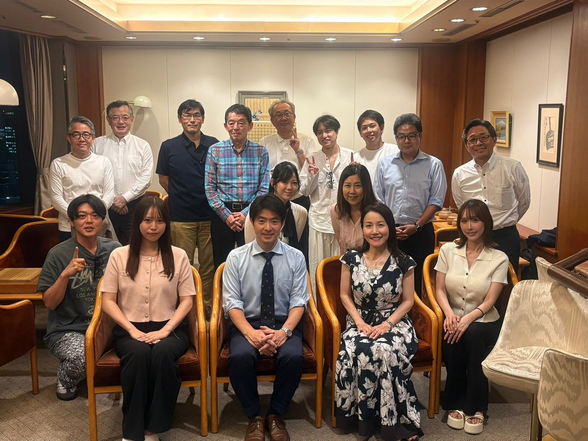 mayaosawa's tweet photo. 7月の『経営者のための囲碁倶楽部』鶴山淳志八段を講師にお迎���しました✨
囲碁大使のジョアンナさん、田坂心音さんも、皆様に優しく指導してくださいました。
鶴山先生の指導碁で、頭を抱える有段者の皆様。
この会をきっかけに、企業の囲碁同好会が発足する事になりました！嬉しい。次回は8/18です https://t.co/f8HWCwWH3w