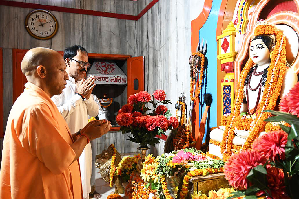 GorakhnathMndr's tweet photo. गोरक्षपीठाधीश्वर, महंत श्री @myogiadityanath जी महाराज ने आज श्री गोरखनाथ मंदिर में शिवावतारी महायोगी गुरु श्री गोरखनाथ जी के दर्शन-पूजन कर लोक-कल्याण हेतु प्रार्थना की।

महाराज जी ने अपने पूज्य गुरुदेव राष्ट्रसंत ब्रह्मलीन महंत अवेद्यनाथ जी महाराज के समाधि स्थल पर पुष्पांजलि भी अर्पित की।