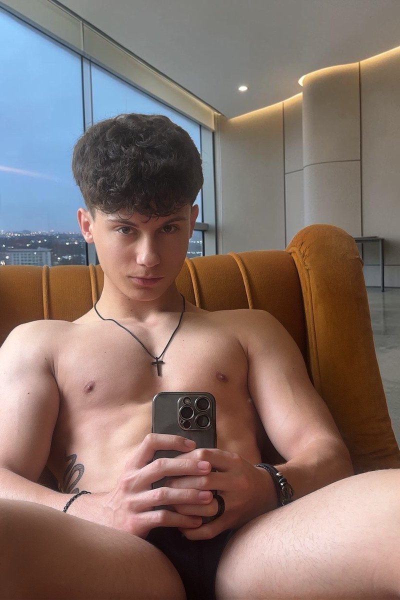 chrisdaily2003's tweet photo. Just sitting here, waiting for the right company... 😈 If you want to see more and get my WhatsApp, slide into my DMs. Let's talk. 🔥 https://t.co/w4BroLuKaF