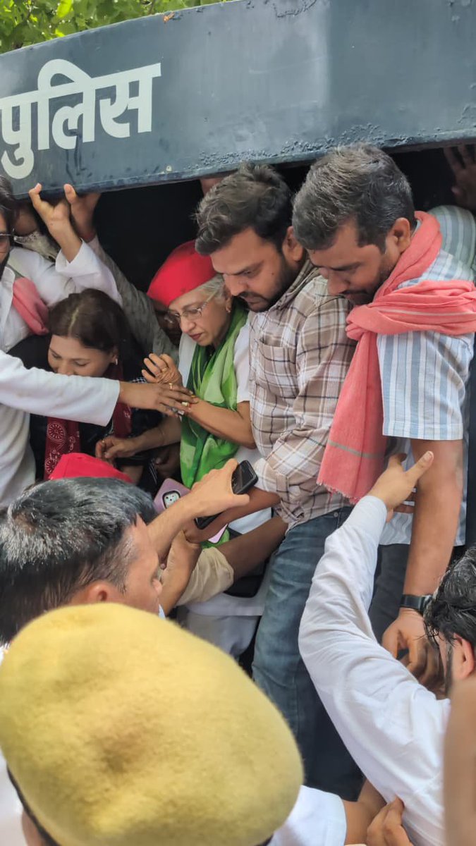 AnnuTandonUnnao's tweet photo. जंतर-मंतर पर उठी आवाज़ अब थमेगी नहीं।
युवाओं के हक़ की लड़ाई....
संसद से सड़क तक चलेगी.. https://t.co/vGXWb93qbe